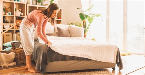 Mujer caliente en la cama en: video de stock (totalmente libre de ...